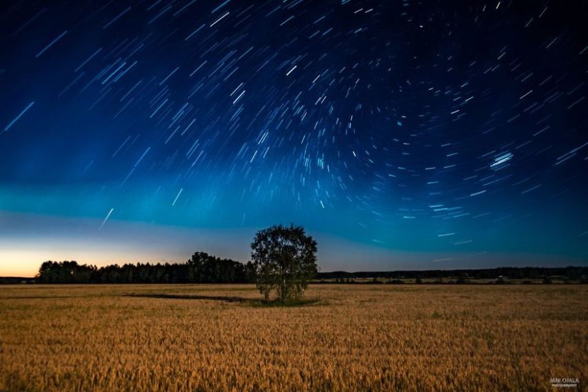 Jani Ojala é um fotógrafo que vive na Finlândia e decidiu fazer uma série de imagens que mostram a beleza da escuridão, onde é possível ver a Aurora Boreal e o céus mais estrelados possíveis