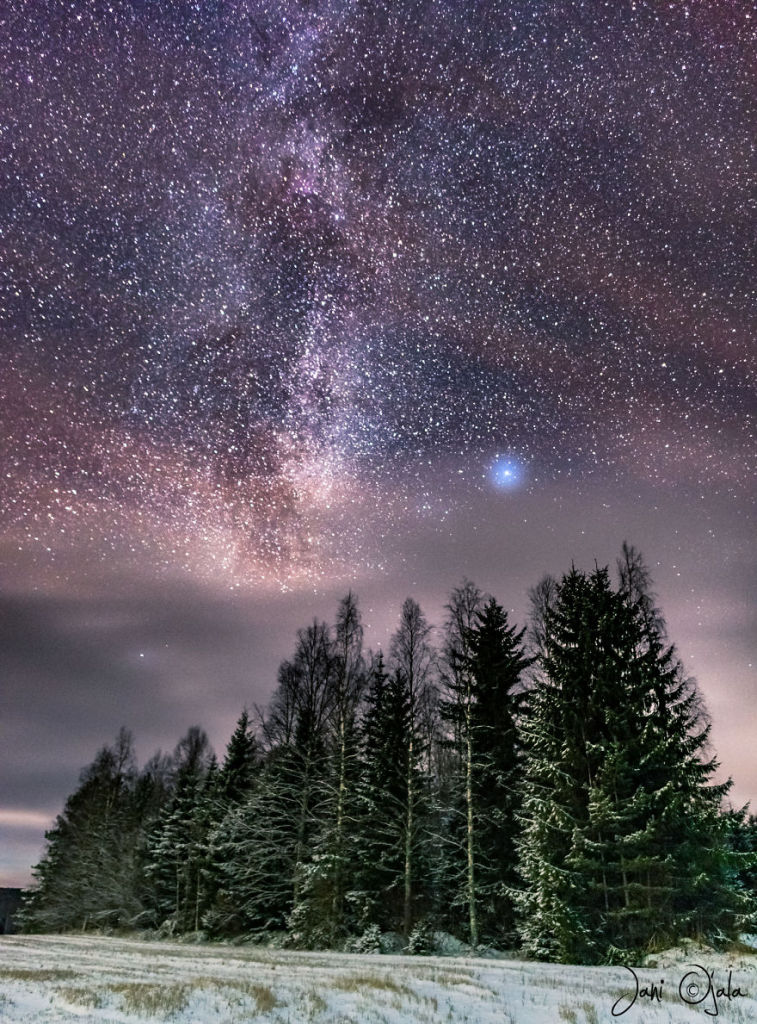 Jani Ojala é um fotógrafo que vive na Finlândia e decidiu fazer uma série de imagens que mostram a beleza da escuridão, onde é possível ver a Aurora Boreal e o céus mais estrelados possíveis