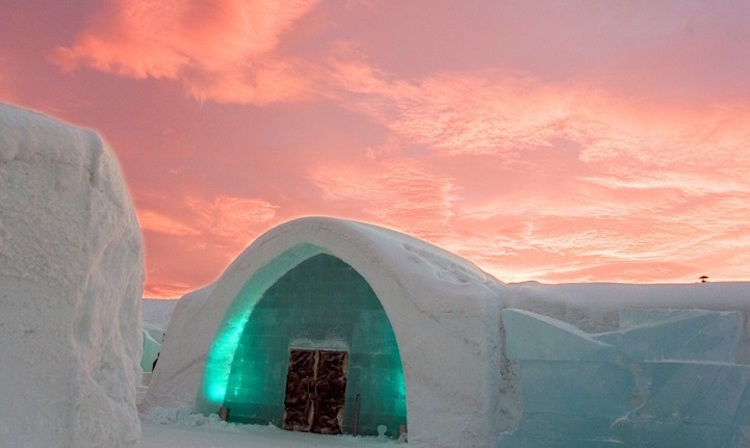 Enquanto dormir na neve pode não parecer particularmente atraente, o ICEHOTEL, na Suécia, promete uma experiência agradável. 