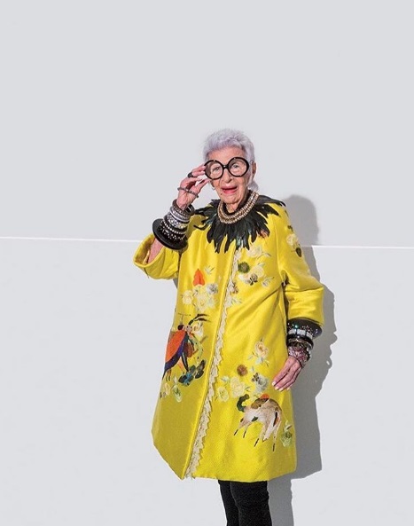 Aos 95 anos, Iris Apfel e é um ícone fashion absoluto. Ela está no Instagram! É só procurar por @iris.apfel