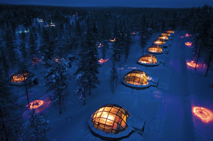 Na aldeia iglu em Kakslauttanen, na Finlândia, você pode observar as Northern Lights a partir do conforto do seu quarto de luxo.