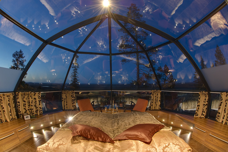Composto de vidro térmico, cada cúpula permite que você dormir sob as estrelas e assistir a neve cair e permanecer quente.
