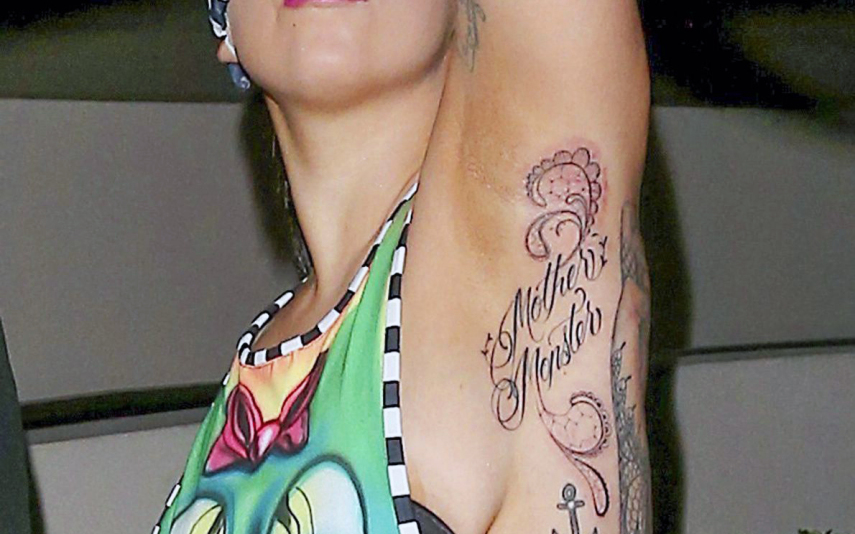 Gaga já disse que ela só iria encher o lado esquerdo do corpo com tatuagens, porque seu pai pediu que ela mantivesse um lado do corpo intacto.