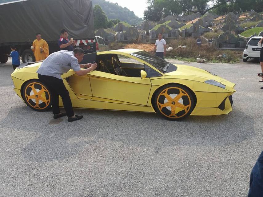 A Lamborghini foi criada por Lin Zhao Wei, de 26 anos, para o Qing Ming, uma festival chinês que dura três dias e é para reverenciar os mortos