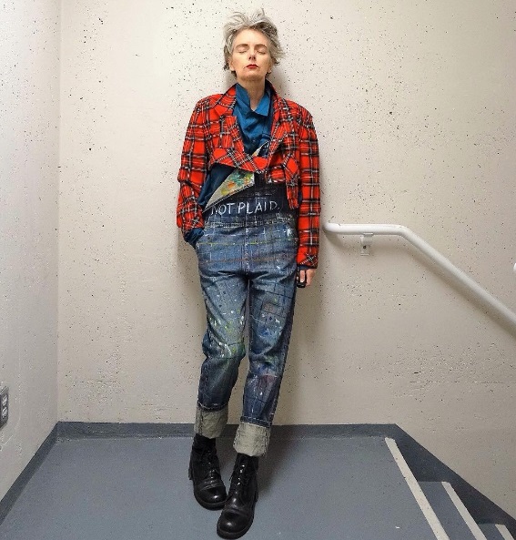Mel Kobayashi dita moda e comanda o blog Bad and a Beret. Ela tem 54 anos e 12,1 mil seguidores na conta @bagandaberet no Instagram