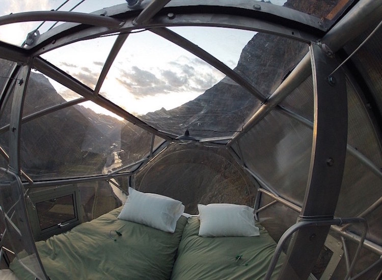Suspenso ao longo das falésias do Peru, as acomodações envidraçadas de vidro oferecem aventureiros um lugar deslumbrante para observar o céu.