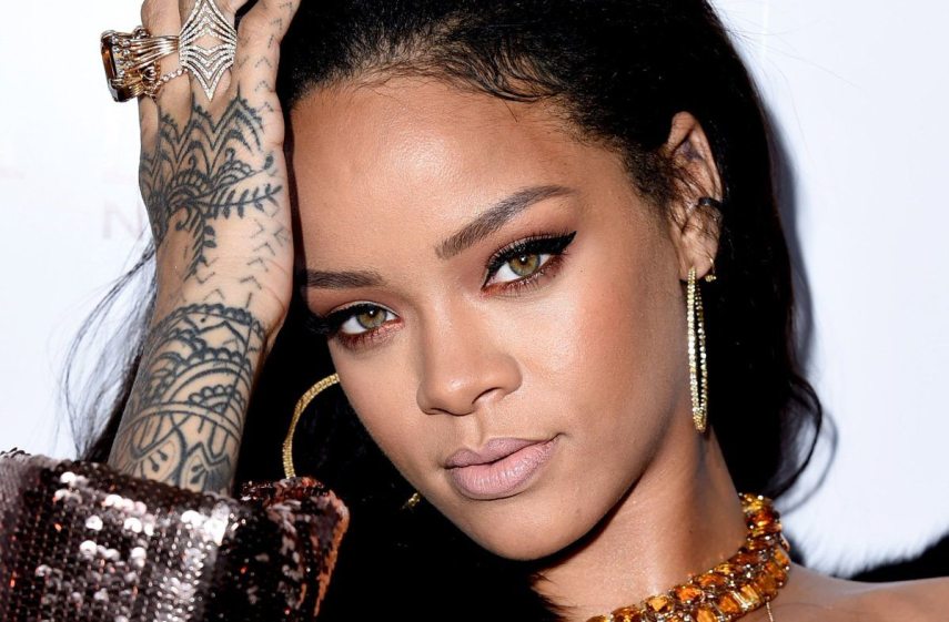 A cantora Rihanna fezo a primeira tatuagem em 2006, uma imagem de duas notas musicais, que foi coberto mais tarde com um falcão egípcio. Desde então, sua coleção de tatuagens cresceu em todo seu corpo. 