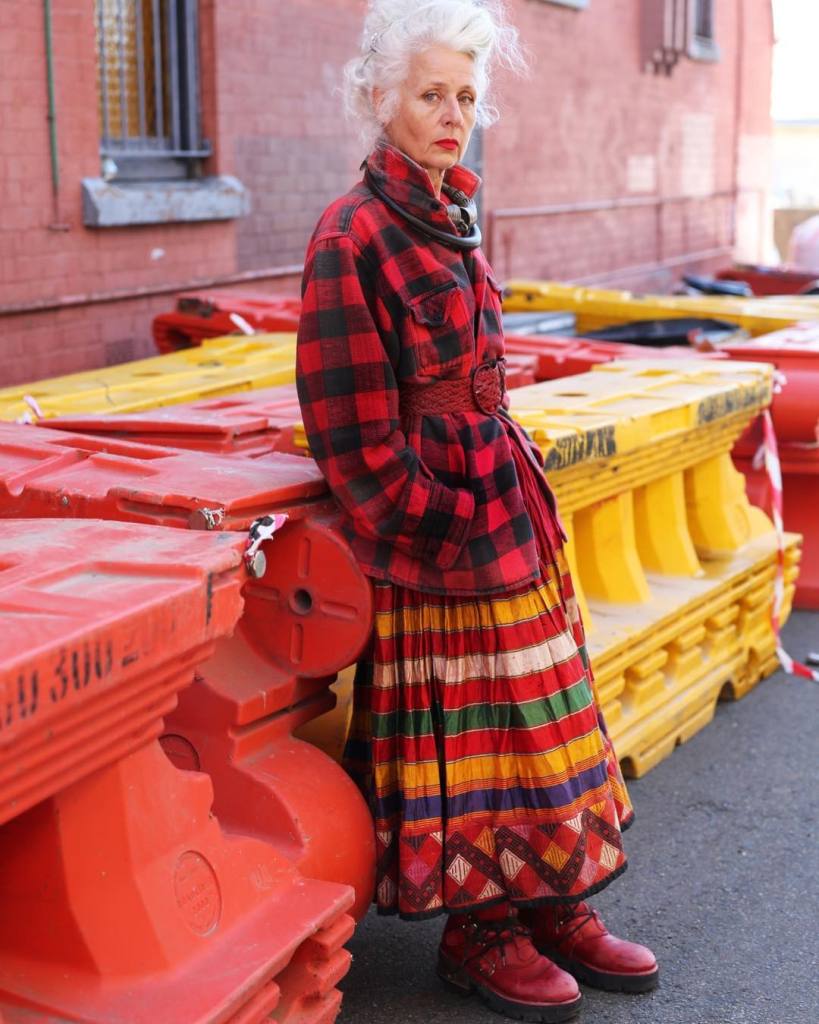 Sarah Jane Adams é fashionista e tem 61 anos. Ela comanda o blog Saramai e tem mais de 148 mil seguidores na conta @saramaijewels no Instagram