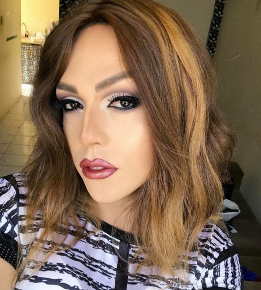 Sarah Mitch é cantora, compositora e drag queen. Acompanhe @eusarahmitch no Instagram