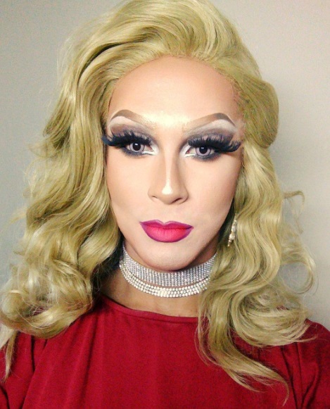 Rafael Mello é publicitário e responsável pela criação da drag queen Sarah Vika. Para quem quiser acompanhar o trabalho, existe o canal no Youtube Faz Cara de Vika e @sarahvikaqueen no Instagram