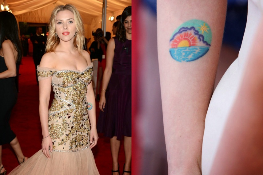 Scarlett tem uma tatuagem colorida do nascer do sol no antebraço e um 