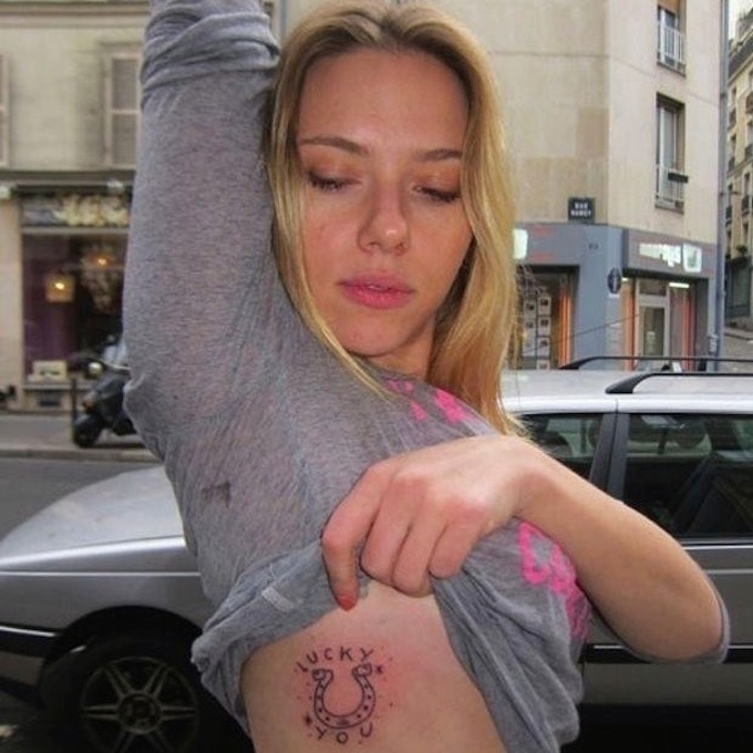  A estrela do cinema já recebeu críticas pela simplicidade de sua tatuagem de ferradura. O que não se sabia é que era intencional. Johansson fez a tatuagem com Fuzi Ubtpk, artista parisiense conhecido por seu estilo que se concentra mais na crueza da tatuagem.