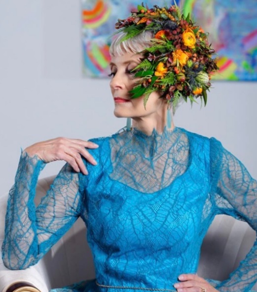 Aos 74 anos, Judith comanda o blog Style Crone. No Instagram, ela é @stylecrone e tem mais de 25 mil seguidores
