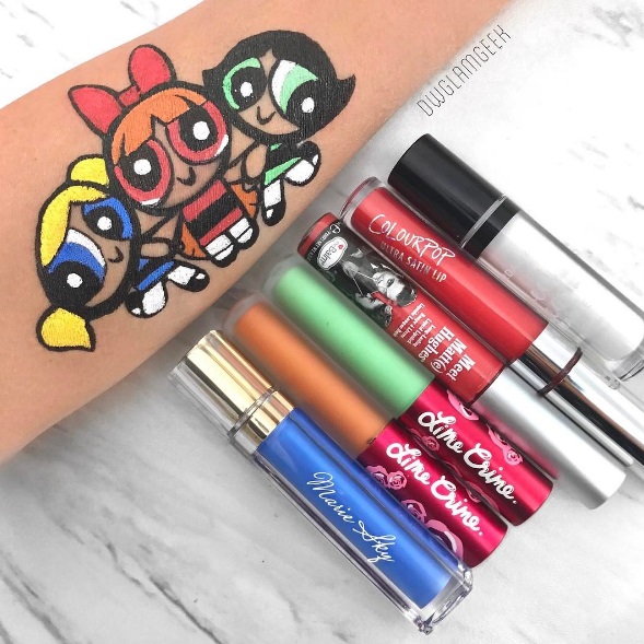 Daisy Weigt é um sucesso no Instagram (@dwglamgeek) exatamente por causa de suas criações na hora de fazer o swatch - comparativos de cores na pele