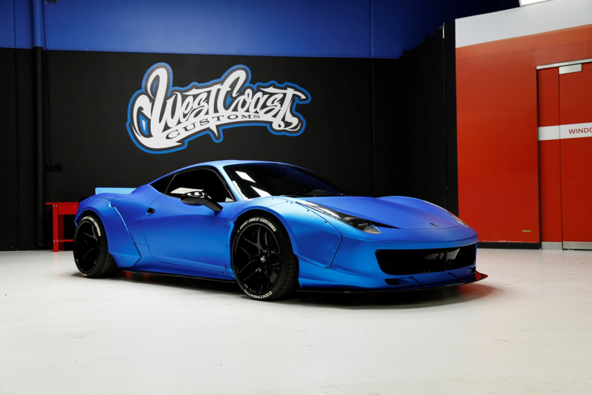 Adora carrões, um de seus veículos mais famosos é esta Ferrari 458 azul neon