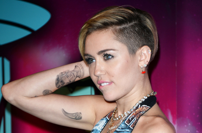 Para simbolizar seu amor à família, ela tem uma tatuagem de coração. Miley também tem uma tatuagem inspirada nos filtros de sonhos dos indígenas dos Estados Unidos e uma tatuagem inspirada em Leonardo da Vinci - um pequeno emblema de dois corações anatômicos em diferentes ângulos, feita pela famosa tatuadora Kat Von D.