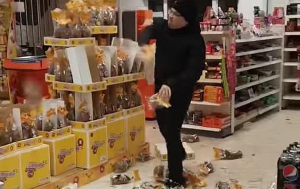 Homem destrói ovos de páscoa em loja