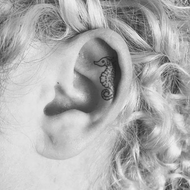 Flores, formas geométricas, corações... Vejas ideias discretas para tatuar as orelhas