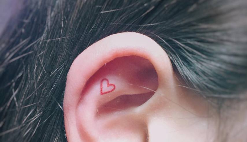 Flores, formas geométricas, corações... Vejas ideias discretas para tatuar as orelhas