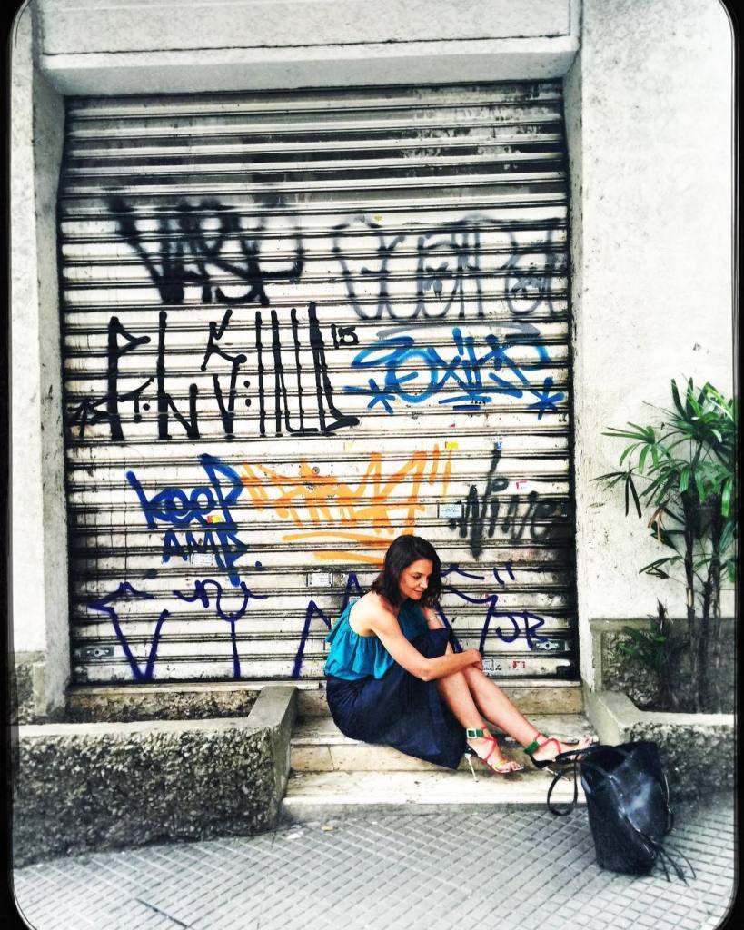 Katie Holmes aproveita greve geral para passear em São Paulo