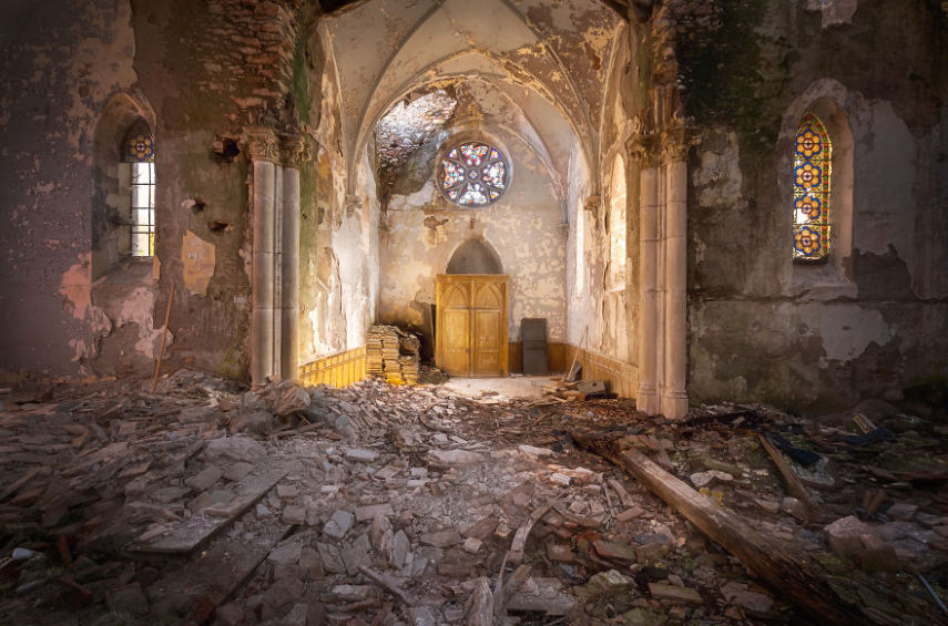 Fotógrafo viaja pela Europa em busca de altares abandonados