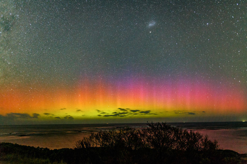 A beleza das cores dessa aurora foi vista no iluminado céu da Austrália e Philip Dubbin conseguiu fazer um timelapse lindo deste momento.