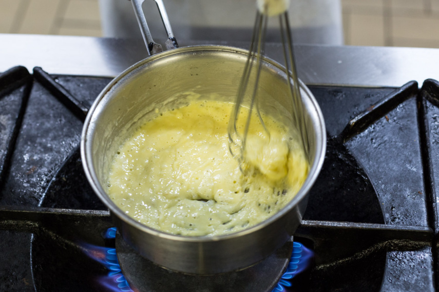 5 - Mexa sem parar até que a farinha cozinhe e fique com essa consistência da foto, adquirindo a cor da manteiga