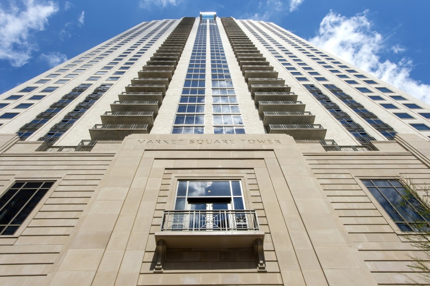 Piscina fica no 42º andar da Market Square Tower, no Texas