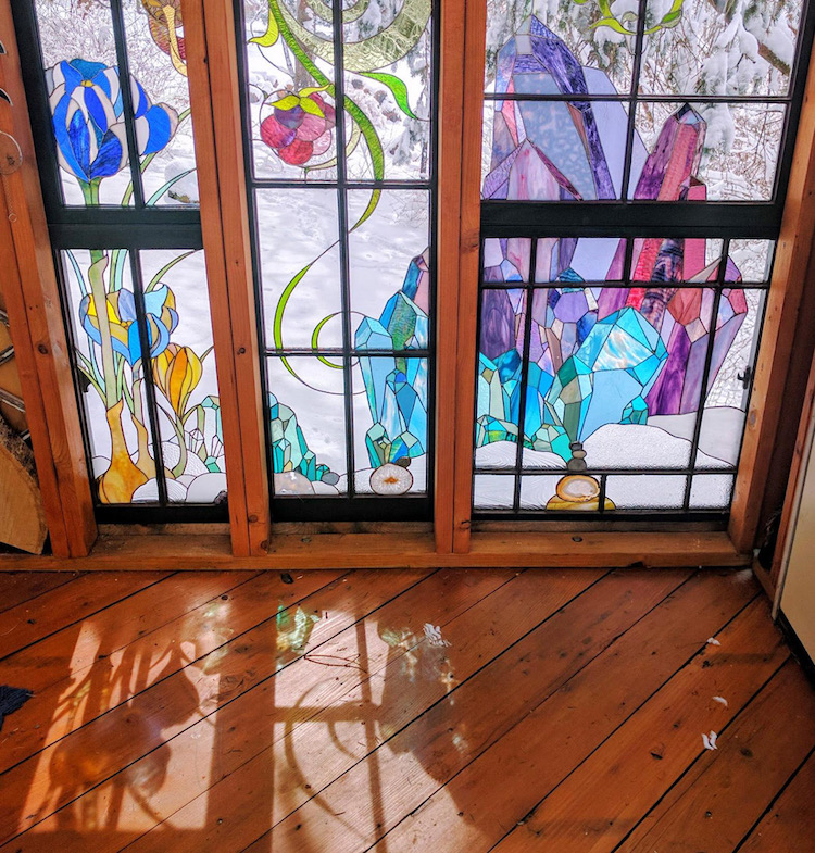Artista constrói casa de vidro isolada para ser ateliê de vitrais