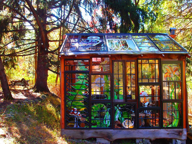 Artista constrói casa de vidro isolada para ser ateliê de vitrais