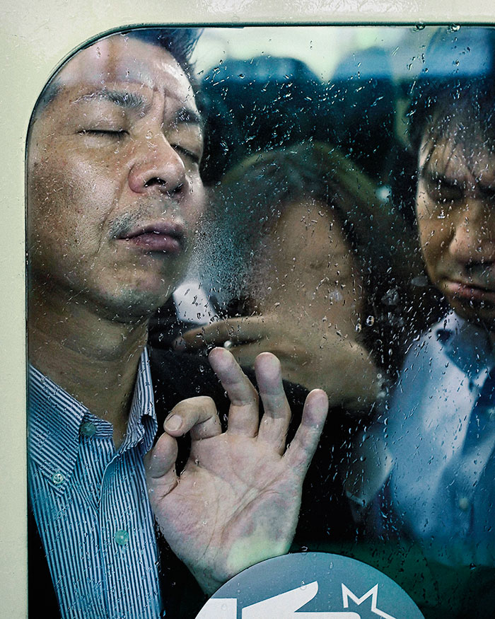 Fotógrafo revela perrengues de usuários do transporte público no Japão