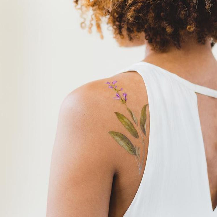 Essas tattoos temporárias ainda vêm com o perfume natural de plantas como salsa, tomilho, alecrim e sálvia. Delícia!
