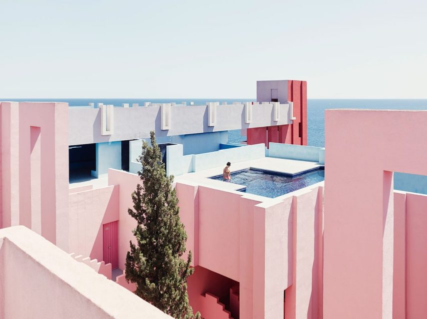 Esse conjunto habitacional lembra uma paisagem dos sonhos. Localizado em Calpe, na Espanha, é perfeito para quem curte arte, fotografia, cor e geometria