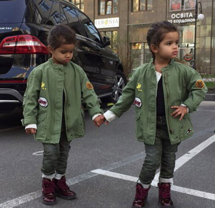 As gêmeas e as roupas são tão fofas que o perfil delas na rede social já conta com mais de 110 mil seguidores.