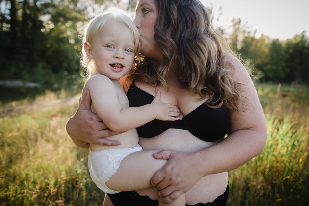 Fotógrafas bolam ensaio para celebrar as transformações e mudanças no corpo de mulheres que passaram pela maternidade