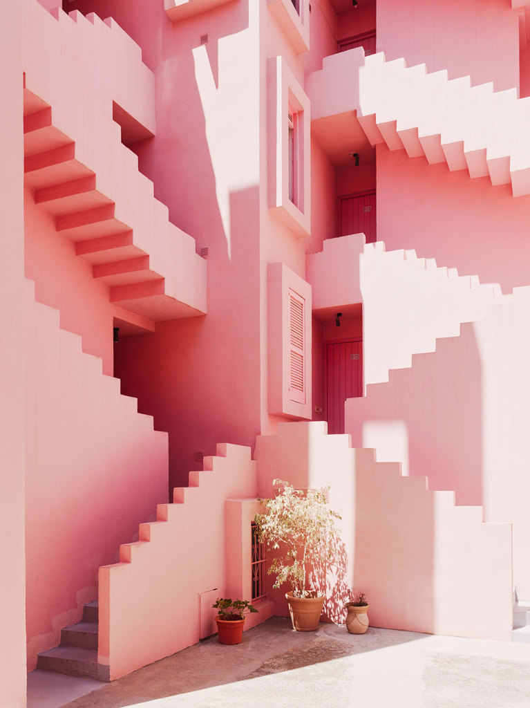 Esse conjunto habitacional lembra uma paisagem dos sonhos. Localizado em Calpe, na Espanha, é perfeito para quem curte arte, fotografia, cor e geometria