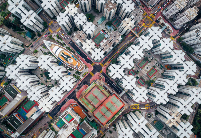   A cidade murada de Kowloon era uma área densamente povoada, degradada e sem governo localizada Hong Kong. Esta área foi finalmente demolida na década de 1990. Porém, o fotógrafo Andy Yeung acredita que isso não mudou tanto quanto as pessoas imaginam e decidiu fazer uma série de imagens que mostram a região do alto