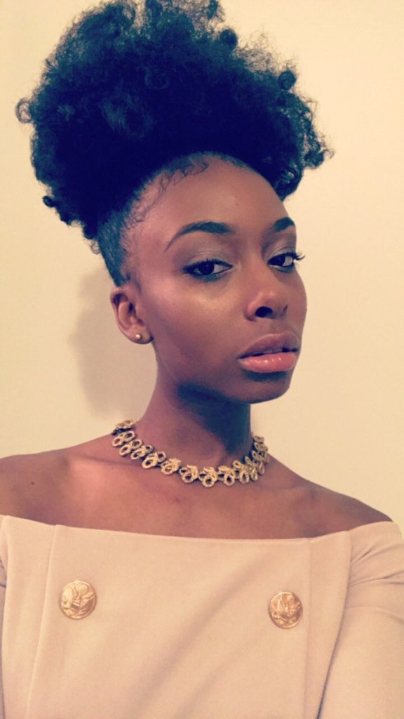 Mulheres compartilham diferentes looks para provar que o cabelo afro também é versátil e cheio de estilo