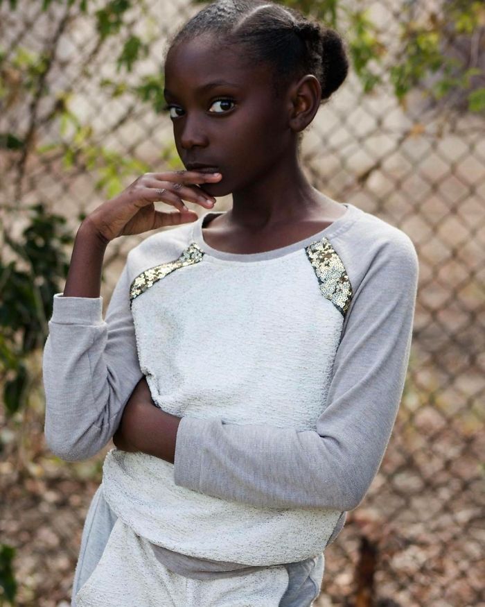 Menina de 10 anos sofreu ataques racistas na escola por conta da sua pele 