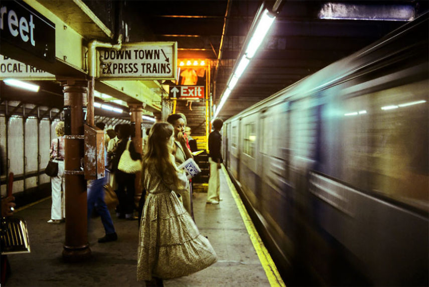 Durante o final dos anos 70 e início dos anos 80, o sistema de metrô de Nova York era um dos lugares mais perigosos que uma pessoa poderia estar na cidade. Sabendo disso, o fotógrafo suíço Willy Spiller estava lá e fez uma série de fotos que mostrar a atmosfera do lugar, que ficou conhecido como Hell On Wheels (Inferno Sobre Rodas)