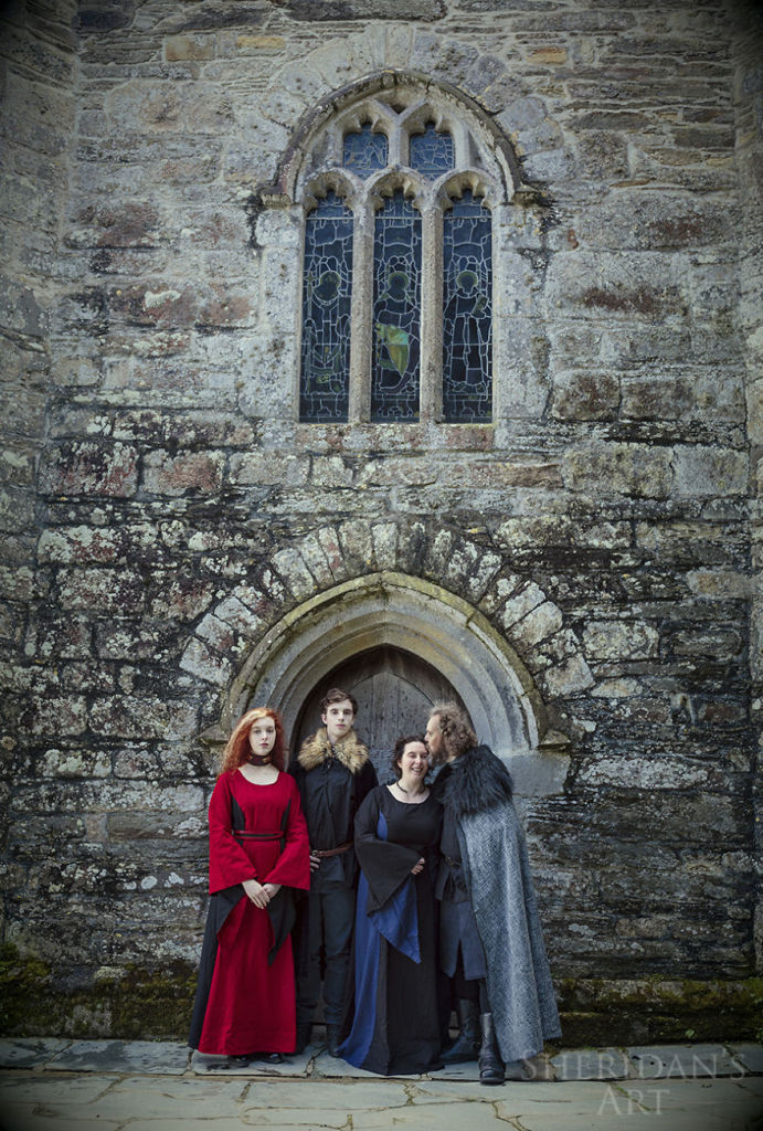 Para driblar crise de meia idade, pai leva família para a Cornualha e participa de ensaio de fotos inspirado em série medieval