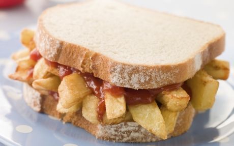 O chip butty é o terror dos nutricionistas! A receita é simples: um punhado de batatas fritas recheando um pão assado com manteiga.