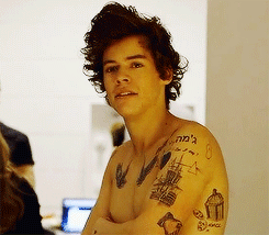 4 - Harry Styles tem mais de 50 tatuagens
