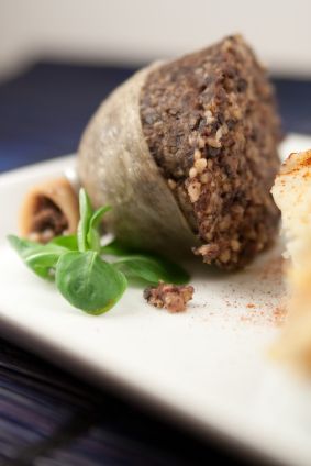 O prato nacional da Escócia é preparado com fígado, pulmão e coração de ovelha triturados, temperados, misturados com aveia e cozidos dentro do estômago do animal.