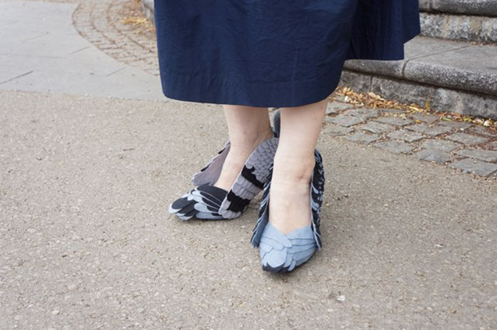 Uma mulher foi fotografada usando sapatos em forma de pombos nas ruas do Japão