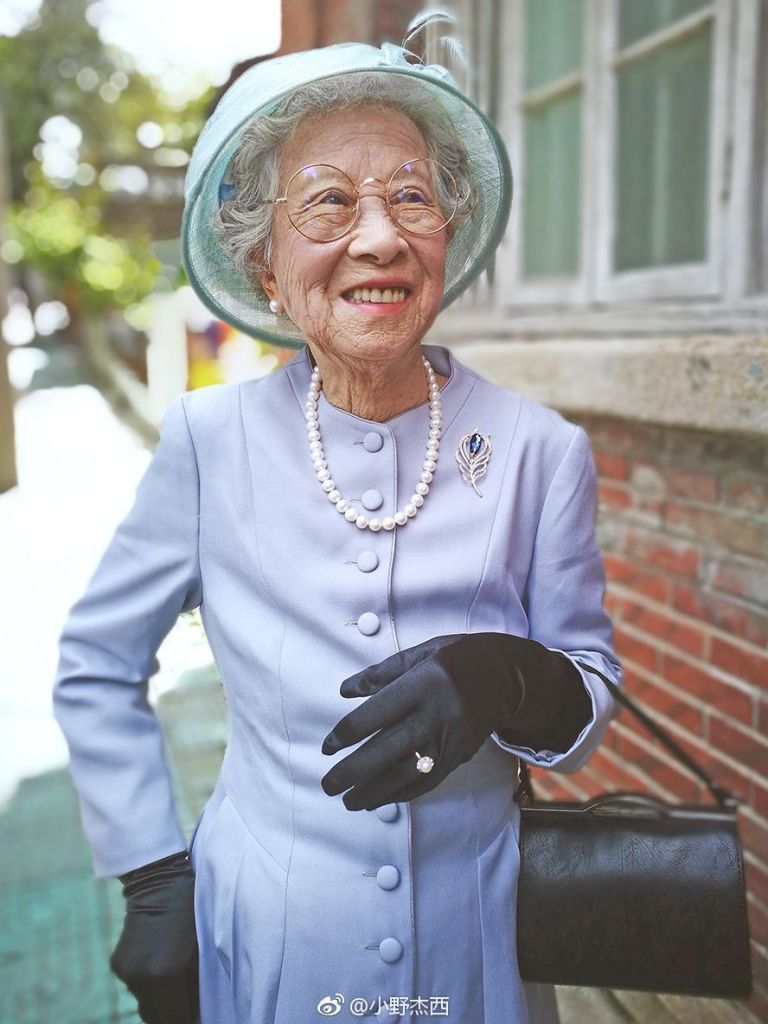 Zheng Suzhen, 85, faz sucesso com looks elegantes e estilosos