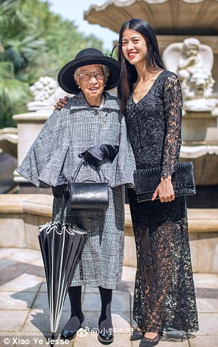 Zheng Suzhen, 85, faz sucesso com looks elegantes e estilosos