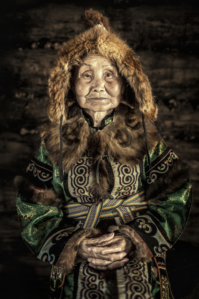 Fotógrafo passa seis meses viajando sozinho para fotografar indígenas da Sibéria