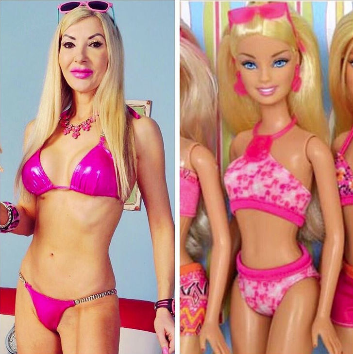 Essa mulher está obcecada em parecer com a Barbie.