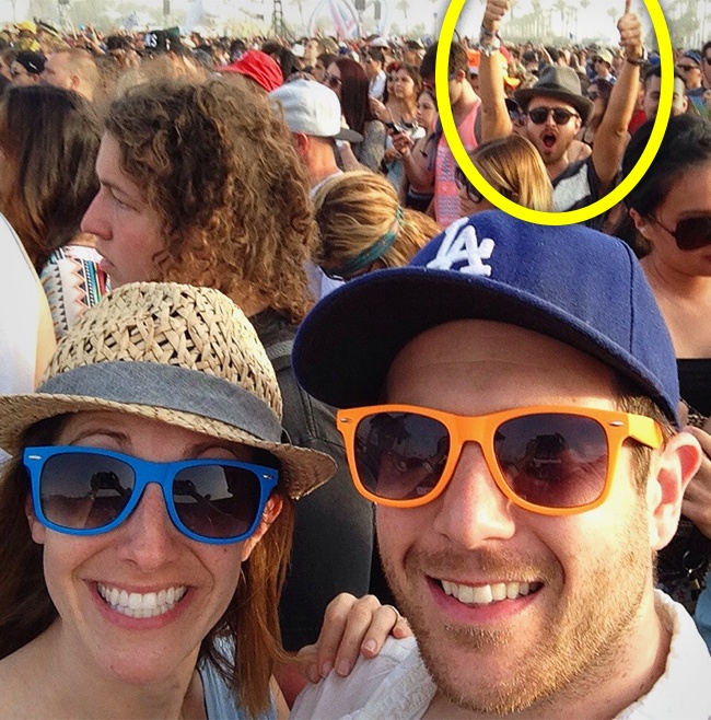 Qual a chance de ser photobombado pelo Aaron Paul no Coachella? Esse casal conseguiu!